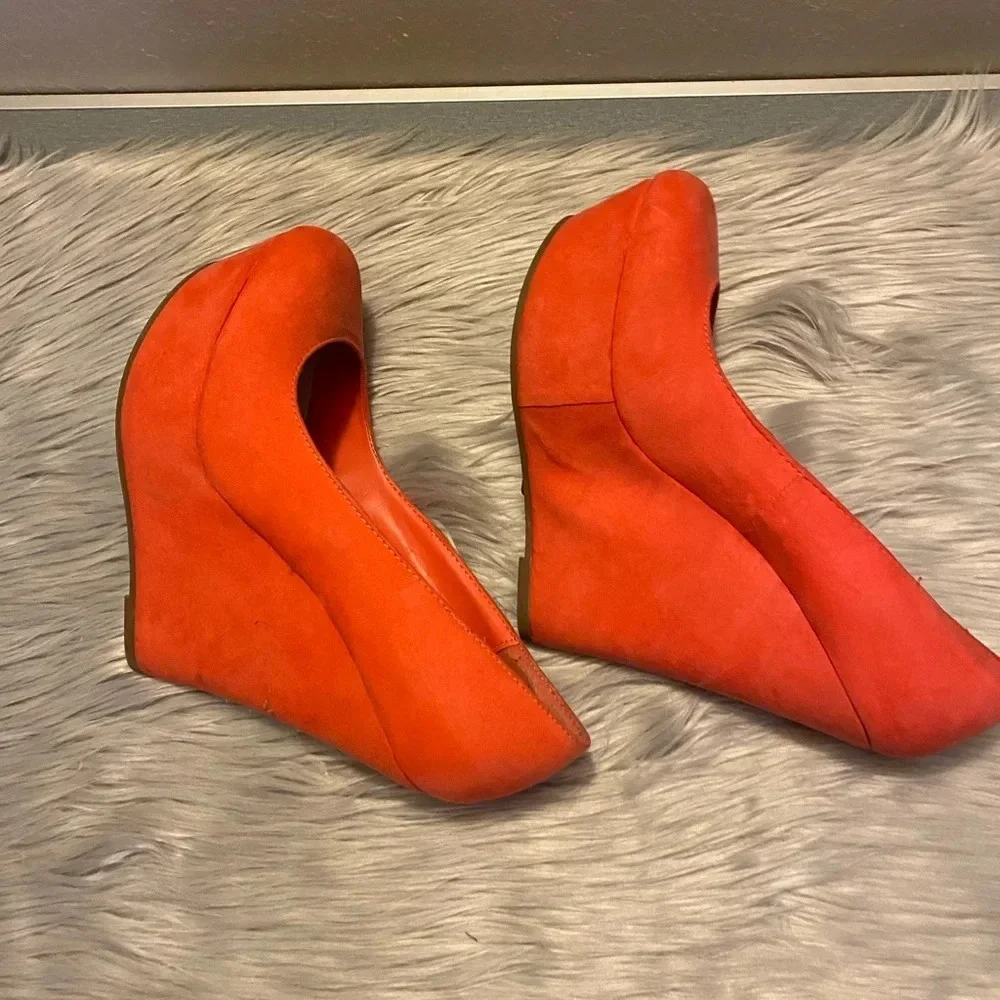 Breckelle’s Coral Wedge Heel